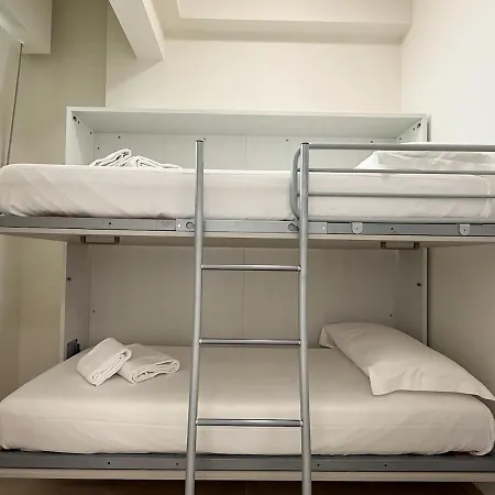 Apartment Ivory With Ac, Wifi And Secure Bike Storage *