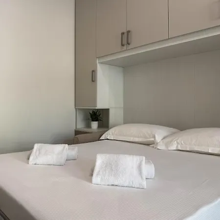 Apartment Ivory With Ac, Wifi And Secure Bike Storage *